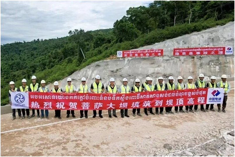 中國電建柬埔寨菩薩水電站大壩填筑達(dá)到壩頂高程